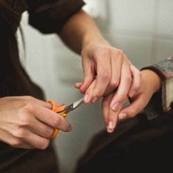 FISKARS CLASSIC NEGLESAKS BUET 10 CM